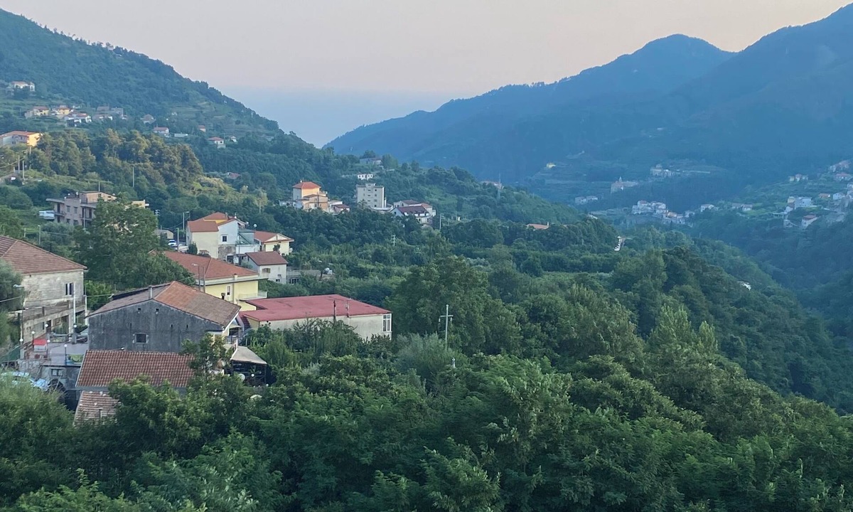 Tramonti Apartment | A pop suite in the blue of the Coast in the beautiful setting of the Lattari Mountains