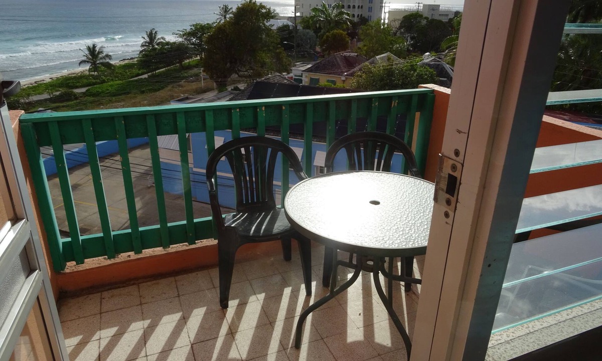 Garrison Historic Area Apartment | Airy Hastings Apartment. Two Relaxing Seaview Balconies. Super secure.
