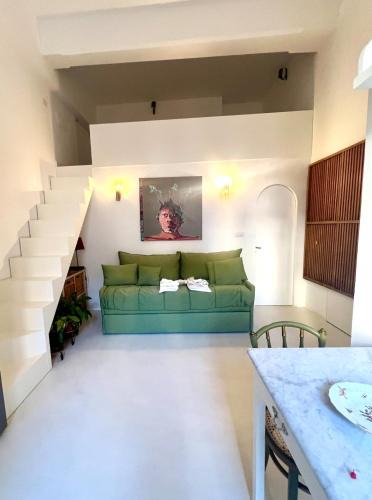 Chiaia Apartment | Alice's new studio apartment in the center of Chiaia