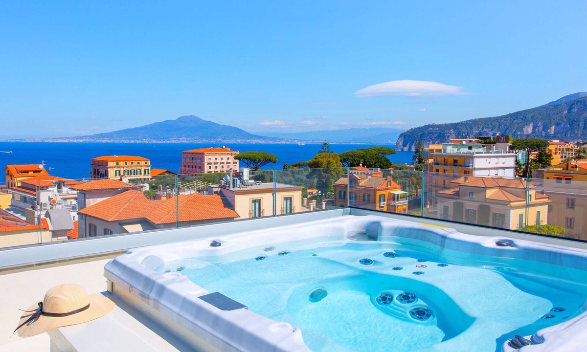 Sorrento City Centre Ski Chalet | AMORE RENTALS - The Square, Luxury Penthouse with Sea View and Jacuzzi in Piazza Tasso