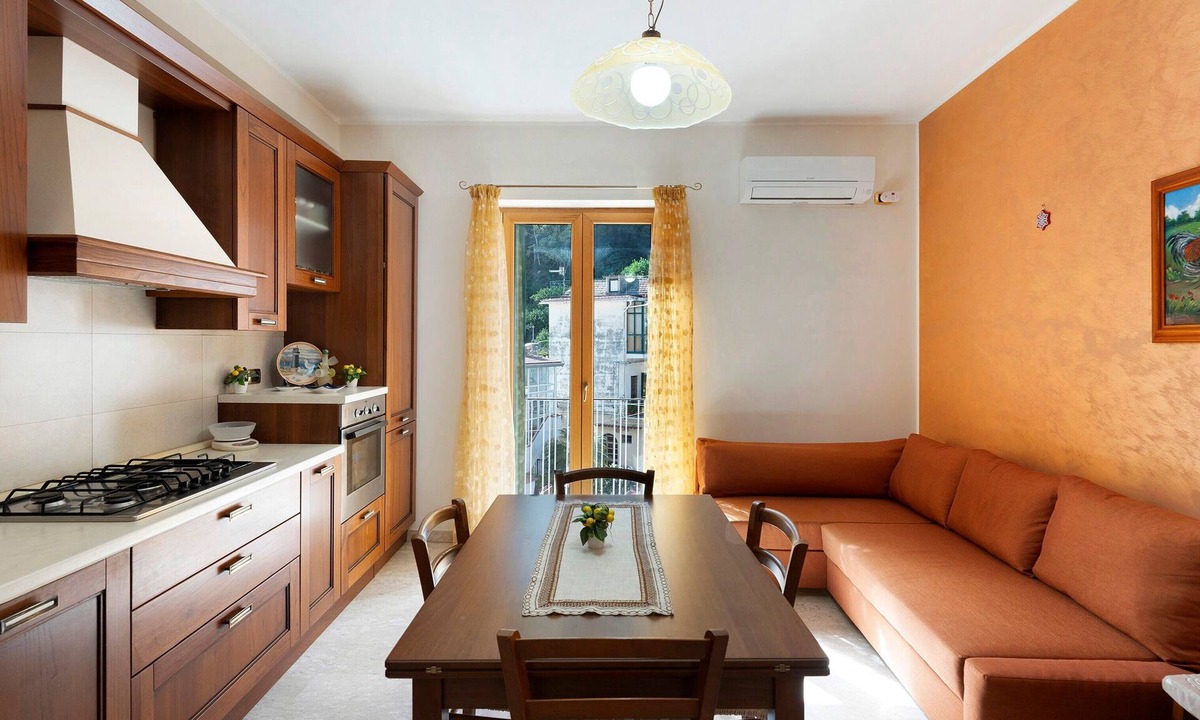 Cetara Apartment | Apartment 'Ce Tour - La Casa del Limone di Nonni' with Mountain View, Wi-Fi and Air Conditioning
