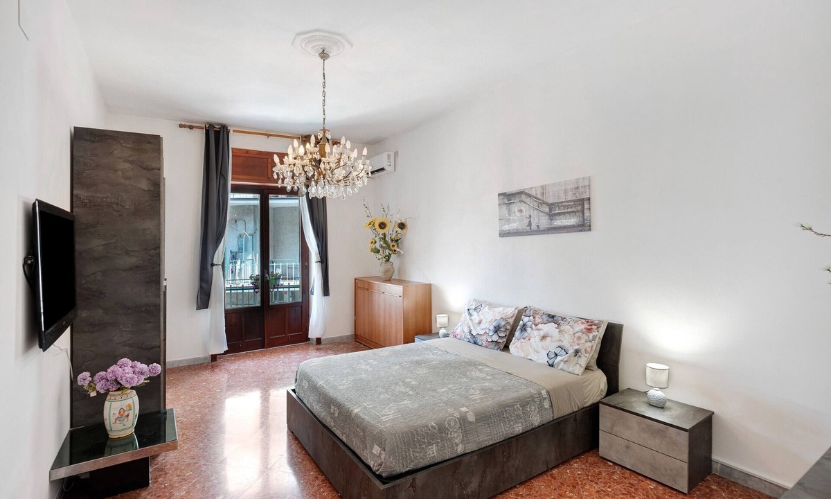 Salerno Apartment | Apartment 'La Divina - Salerno Stazione' with Balcony, Wi-Fi and Air Conditioning