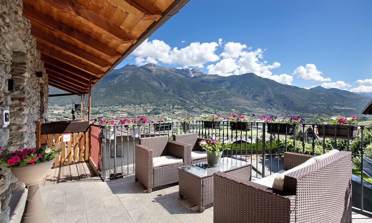 Pollein Apartment | Apartment 'Maison Bebe Mont Emilius' with Mountain View, Private Terrace & Wi-Fi