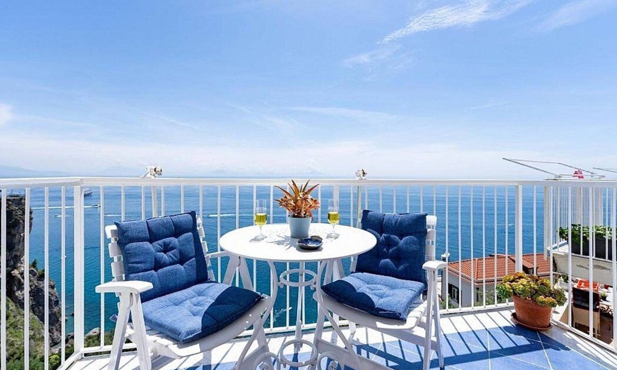 Pogerola Apartment | Appartamento Rodolfo: A graceful apartment which faces the sun and the sea, with Free WI-FI.