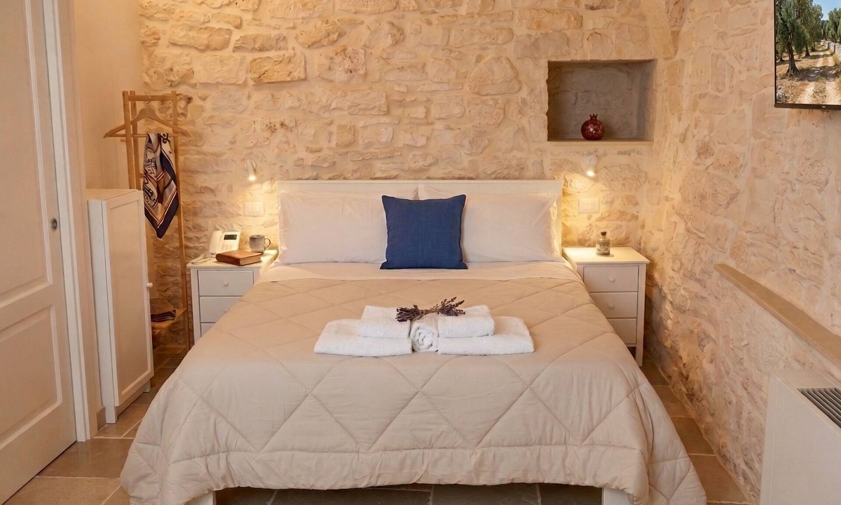 Centro Storico Bed & Breakfast | Arcobaleno - Campanile Inn; Comfortable room in historic building in Locorotondo
