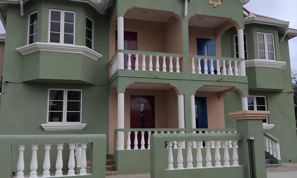 Mangrove House | Bajan Bliss Townhouse ✈️ | 5–10 Min to Airport & Shopping. Modern and Spacious