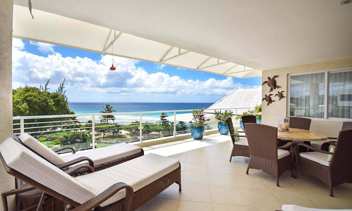 Saint Matthias Apartment | Beachfront penthouse with stunning pool and ocean views