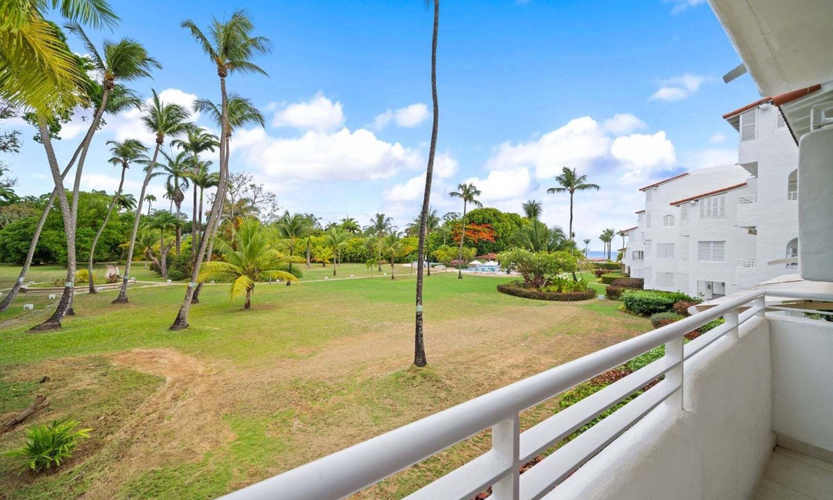 Porters Apartment | Beachfront with resort pool - Glitter Bay 214