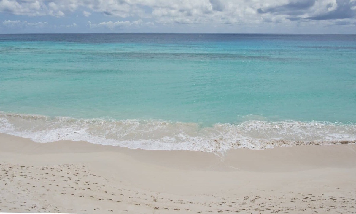 Rendezvous House | Beautiful Three Bedroom Beachfront Villa