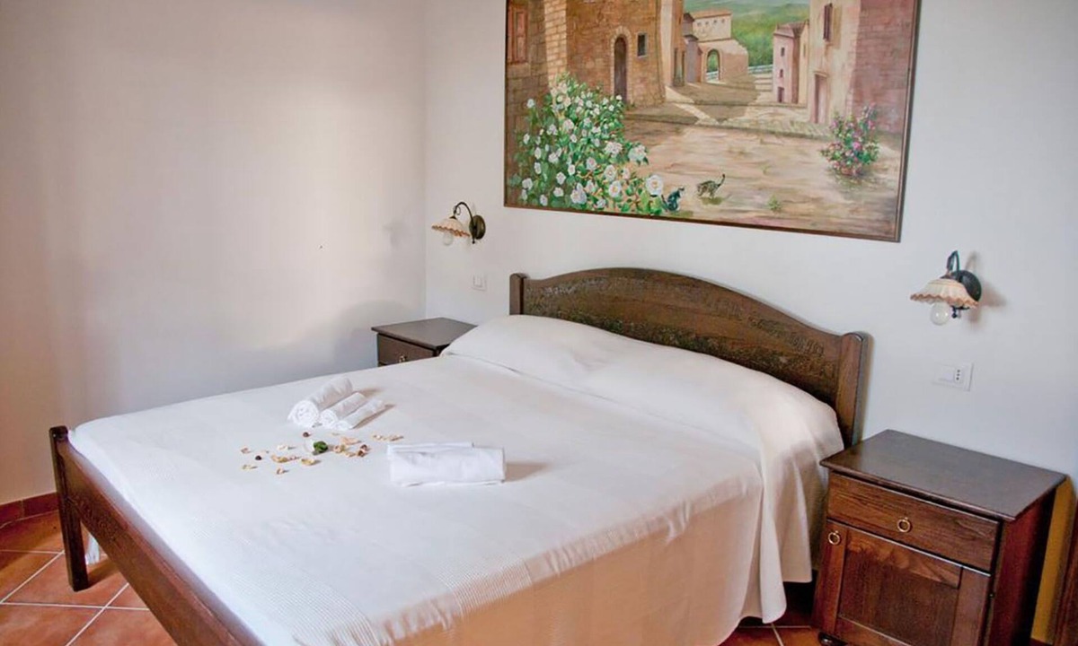 Laureana Cilento House | camellia room with bathroom for the disabled