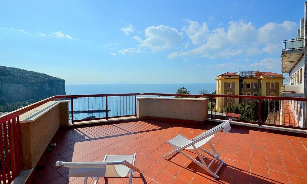 Vico Equense Apartment | Casa Toni: A welcoming apartment which faces the sun and the sea, with Free WI-FI.
