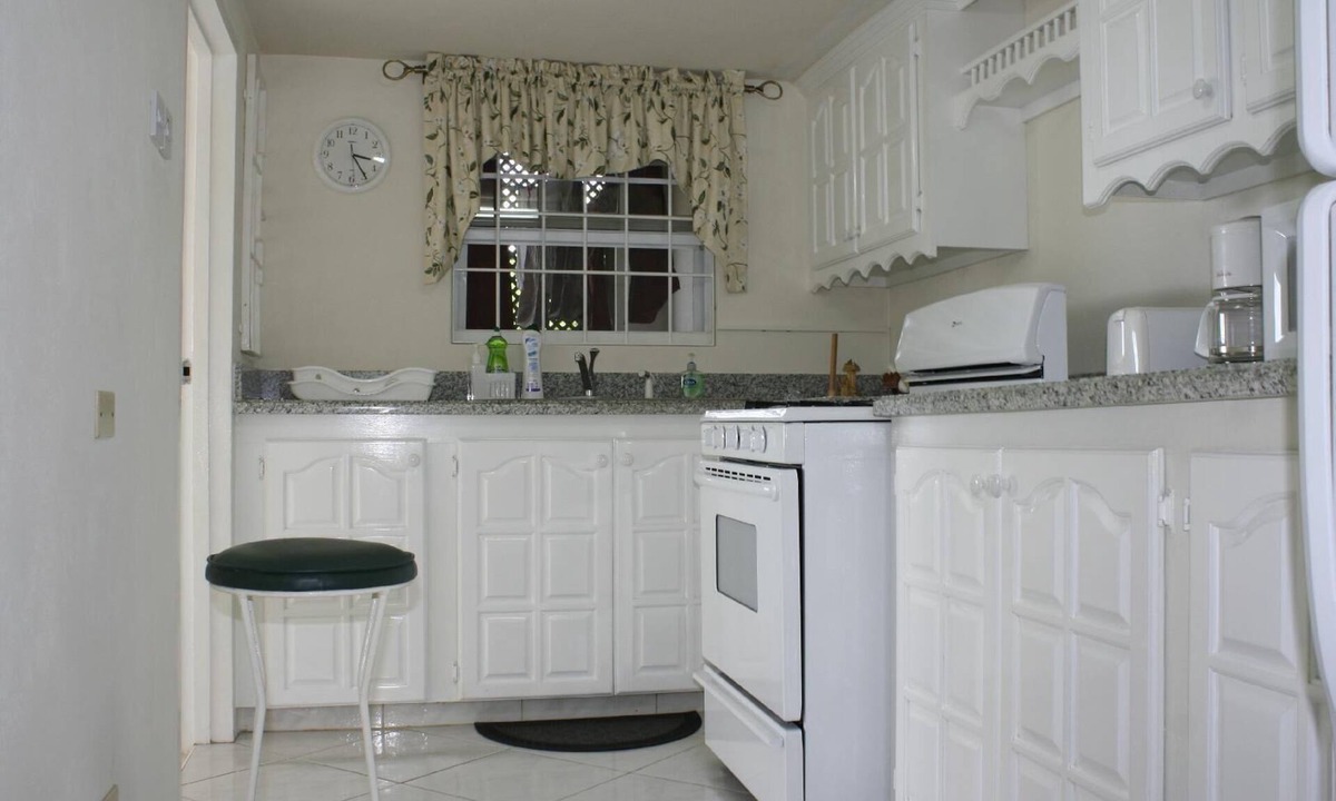 Old Trees Bay Apartment | Charming 2-bedroom apartment with AC in Paynes Bay