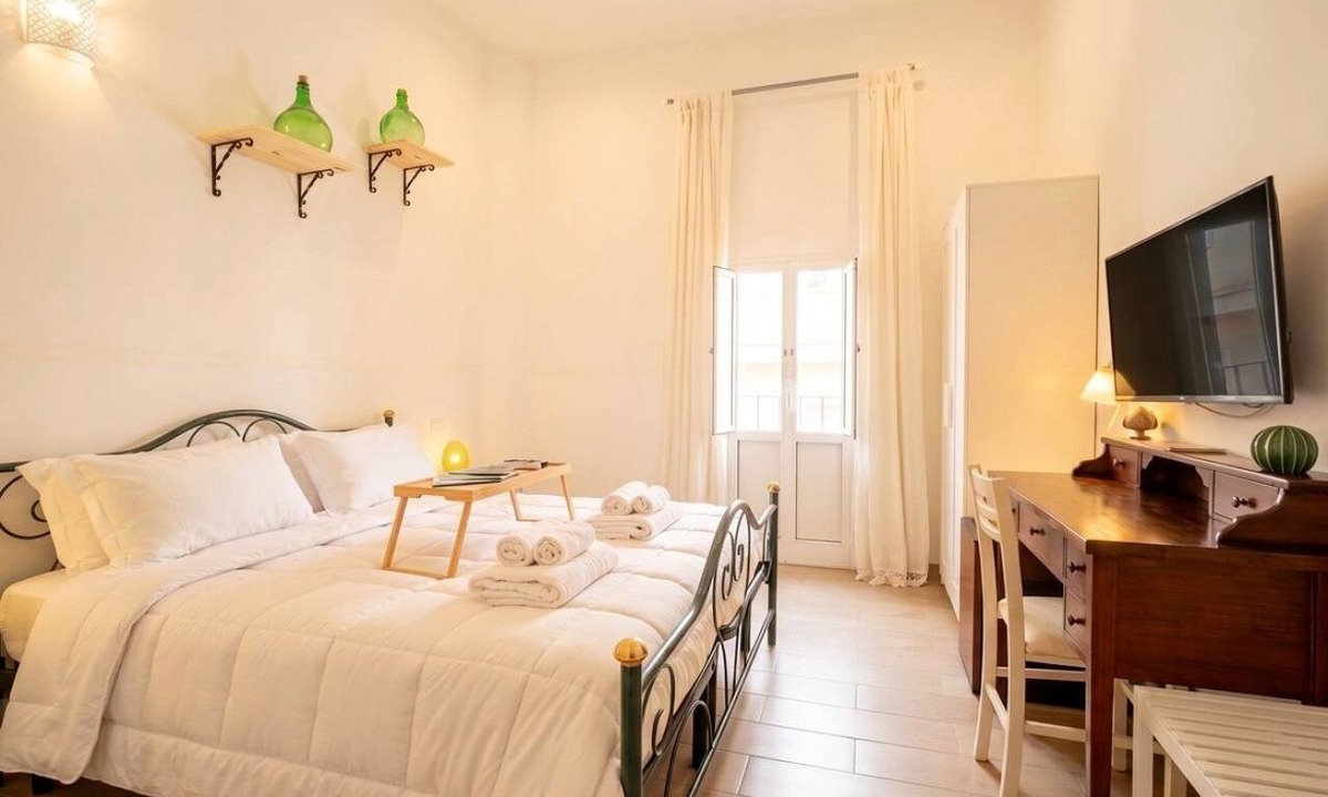 Old Town Apartment | Charming Historic Retreat in the Heart of Old Bari | Vecchia Bari Arco Basso