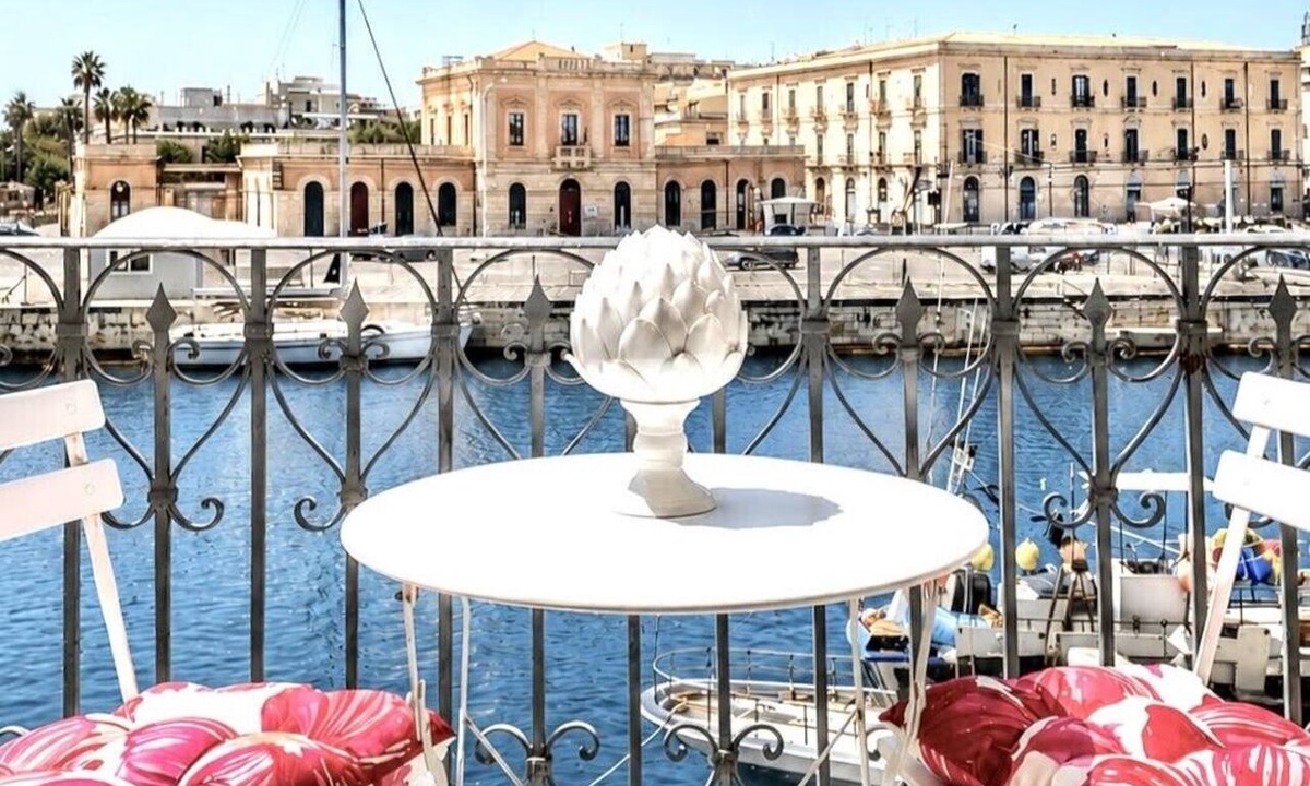 Ortigia Apartment | Charming Sea-View Hideaway in Ortigia. Comfort, Style and Unforgettable Sunsets.