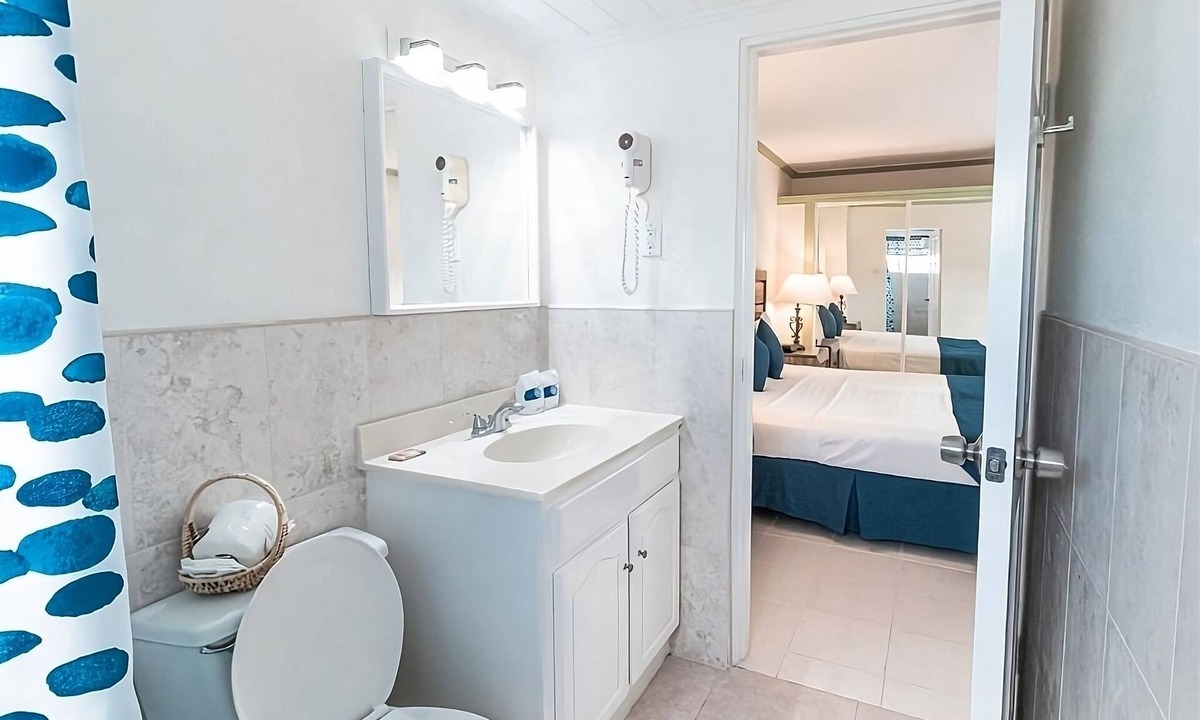 Rendezvous Apartment | Comfy Coastal Living: Spacious Room Near Worthing Beach | Hotel w/Outdoor Pool
