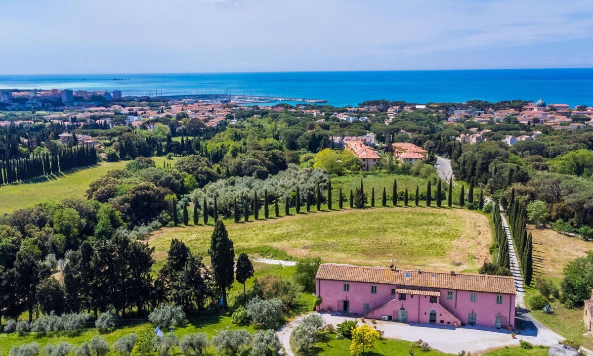 Castiglioncello Apartment | Cosy apartment for 4 people with WIFI, pool, A/C, TV, patio and pets allowed