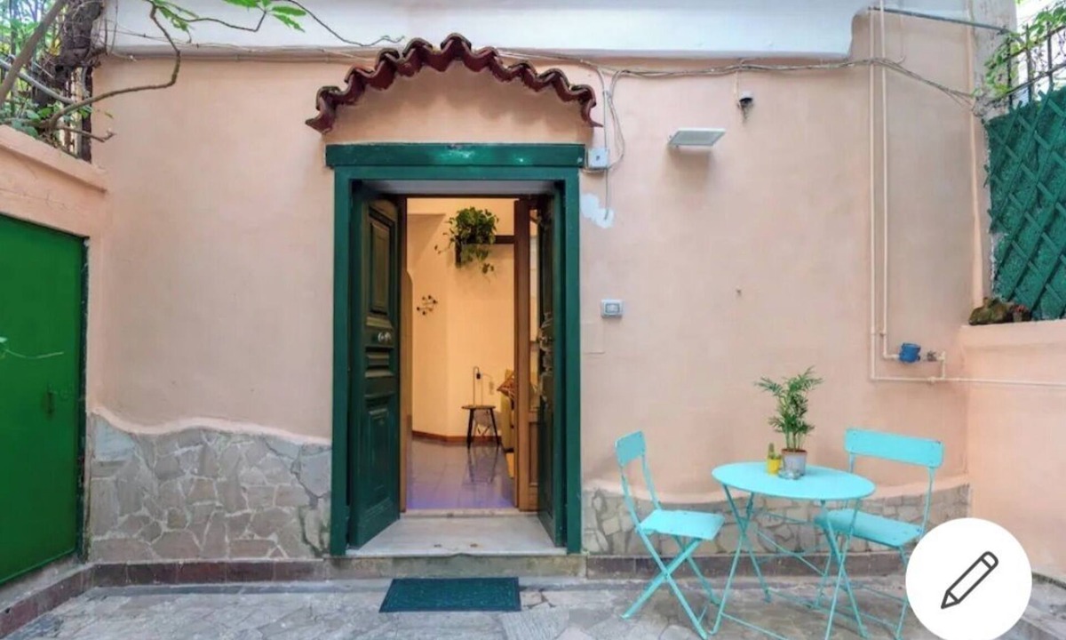 Chiaia Apartment | Detached house in the heart of Chiaia