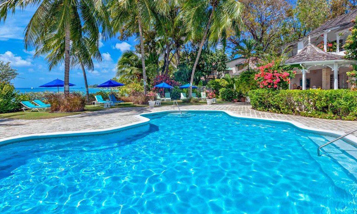 Gibbs Bay House | Emerald Beach plumbago is part of a complex of six luxury beachfront villas
