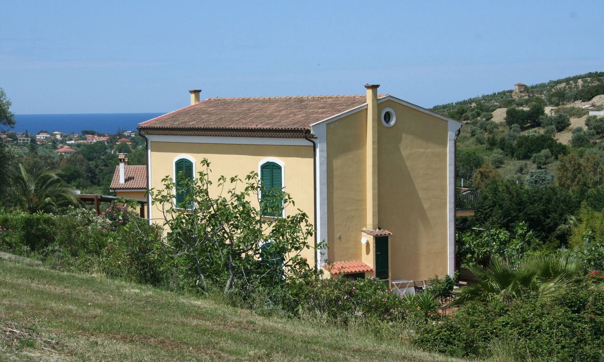 Alani Apartment | Family-friendly apartment in former winery with sea views