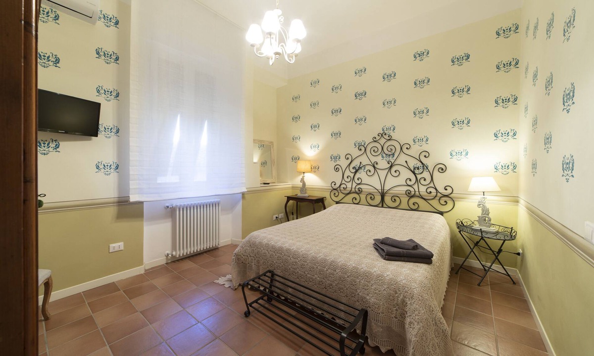 Livorno House | Family room with 2 double or twin rooms near the port and the Venice district.
