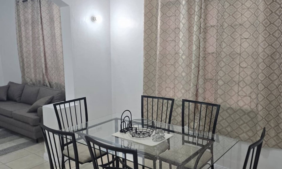 West Coast House | FRANCIA: 10 Min drive to Airport, Beach, Shopping Complex, Town, & Night life