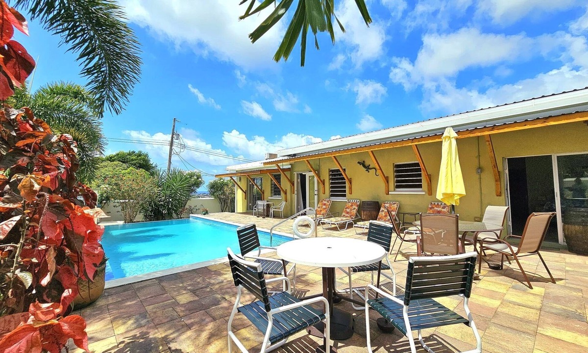 Gibbons Villa | Gloria’s Retreat 3-bedroom 3.5-bathroom Villa with AC