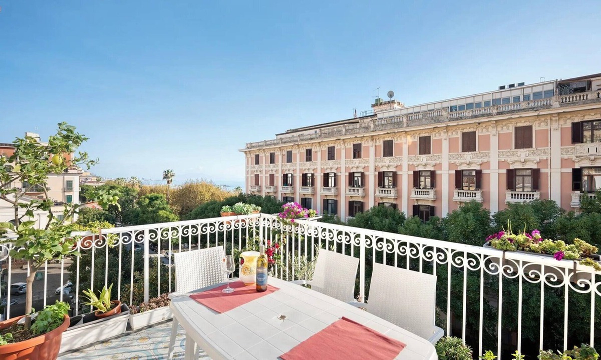 Historical Downtown Salerno House | Guest House 'Divina Salerno Centro' with Sea View, Wi-Fi and Air Conditioning