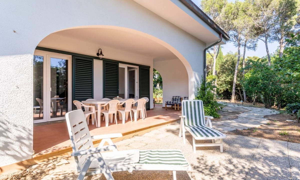 Quercianella Villa | GuestHost - Charming villa of 105 sqm located on two levels, can accommodate up to 5 people. The property is located in Quercianella, surrounded by the green pine forest and the scents of the Mediterranean maquis. Just 800 meters from the sea!The propert