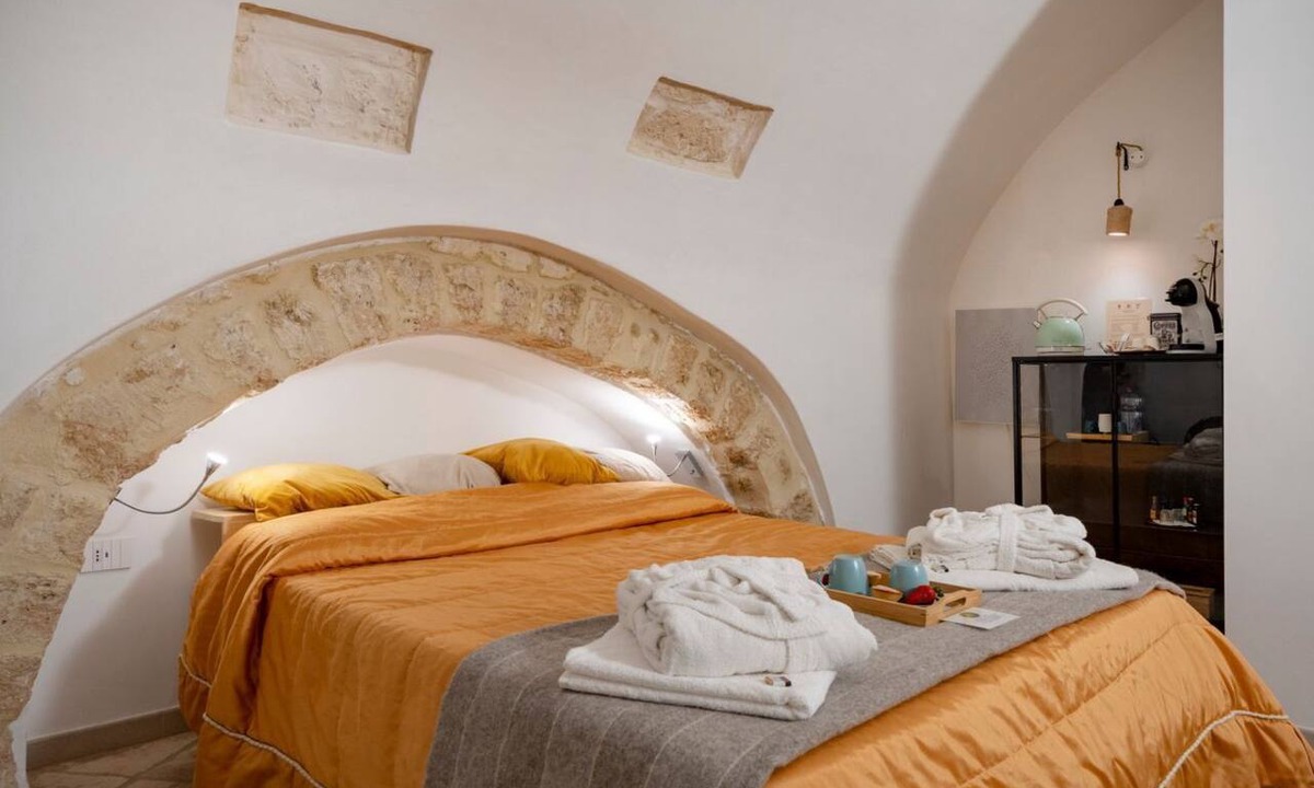 Old Town Apartment | GuestHost - Charming room of about 40 square meters, ideal for two people, located on the ground floor of a historic building (there is a small step at the entrance). Furnished with taste and attention to detail, it offers a warm and suggestive atmospher