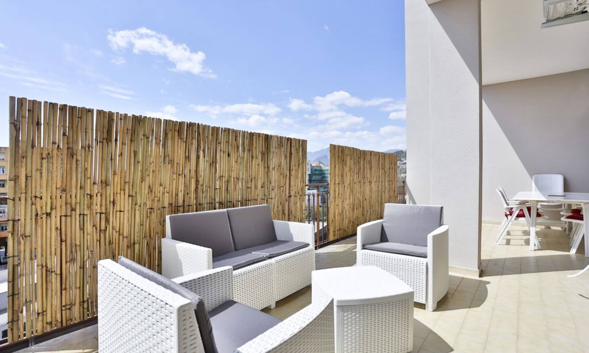 Salerno Apartment | GuestHost - Large 160 sqm apartment that can comfortably accommodate 8 people, thanks to three bedrooms, two bathrooms, two living rooms and a comfortable relaxation room. Two large terraces, one on each side of the apartment (about 20 sqm each), offer o