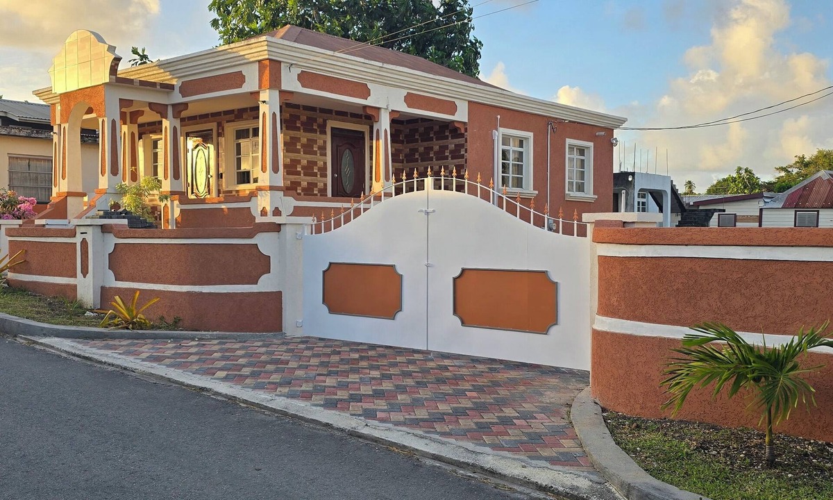 Bridgetown House | HISTORIC MONOR. Charming 2-bedroom house with WiFi, AC in delightful Bridgetown