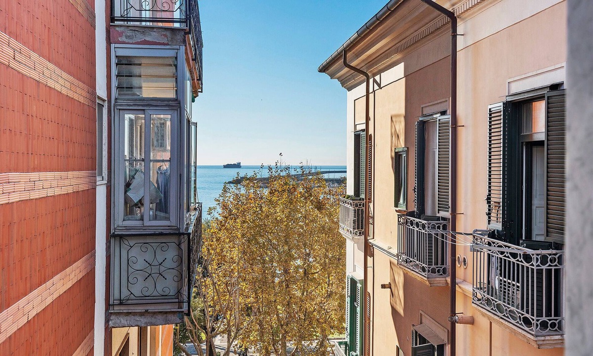 Historical Downtown Salerno House | Holiday Home 'Civico 32' with Sea View, Wi-Fi and Air Conditioning