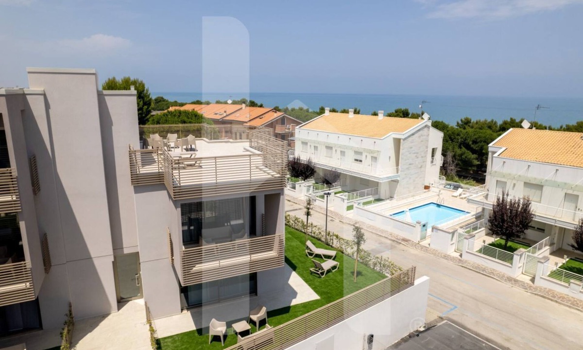 Foggetta Apartment | Holiday home Elea will give you a holiday in Pineto but with the charm of a new modern building, fresh and designed with all the comforts. The Dafne apartment is the only one on two levels of the entire Elea complex, at the entrance a large living room w