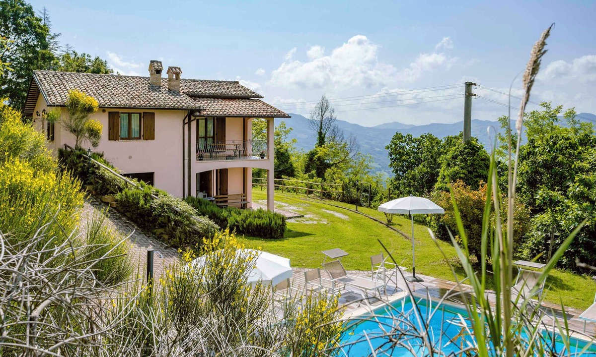 Acqualagna House | Holiday home with terrace and pool