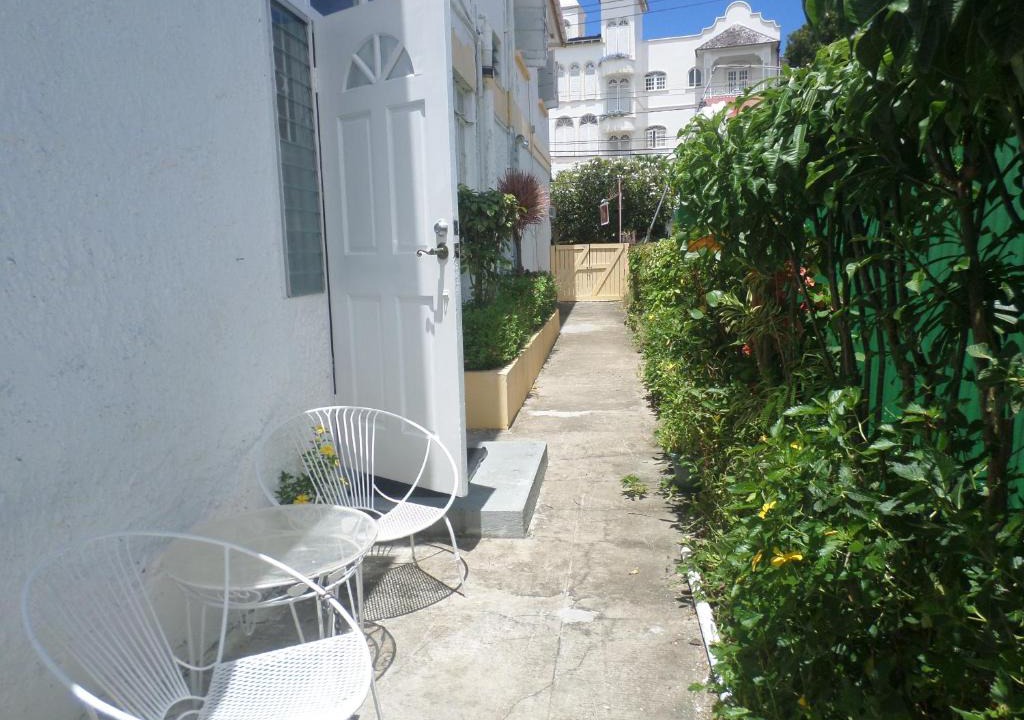 Old Trees Bay Apartment | Inniss Apartment By The Beach