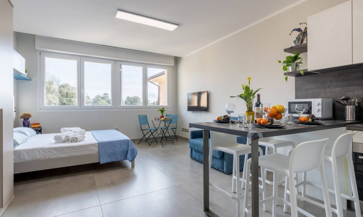 Calambrone House | GuestHost - Modern studio apartment of about 40 sqm, located on the 2nd floor of a renovated building (with elevator), for 3 people and equipped with a shared swimming pool and free private parking space.The property is located in Calambrone, just 400 me