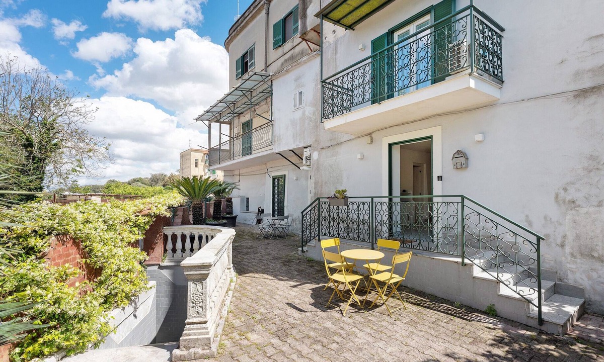 Naples Apartment | La Casa Del Bosco – Two-Story Home in Naples with Garden and Balcony