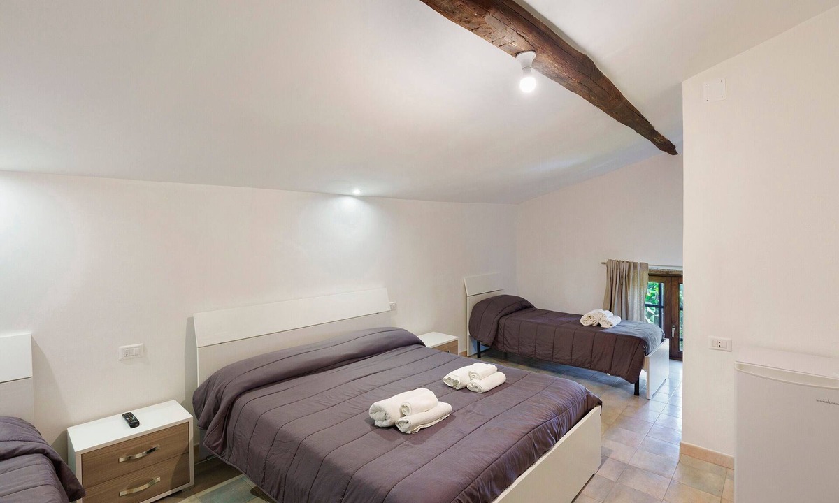 Caprioli Apartment | Libeccio Garden View Room with Wi-Fi and Air Conditioning