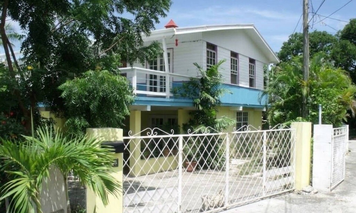 Hastings Apartment | Lovely 2 bed/2bath apartment, a/c, veranda, garden, 10 mins to Hastings beach
