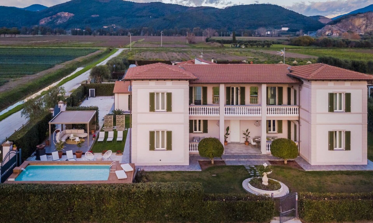 Vecchiano Villa | Luxury Contemporary Villa with Private Pool