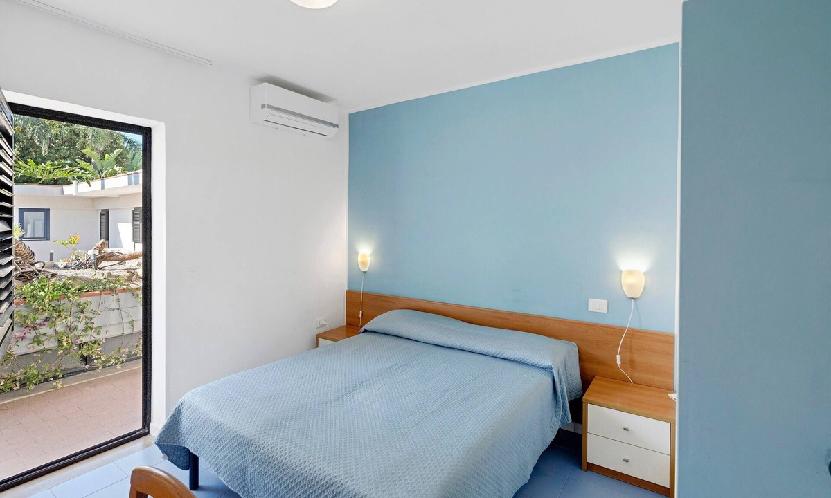 Laura Apartment | Marina Living Rooms – Economy Double Room with Shared Pool, Wi-Fi & Air Conditioning