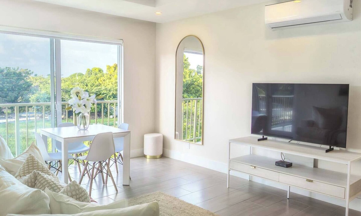 Little Battaleys Apartment | Modern & Cozy West Coast Condo in Gated Community