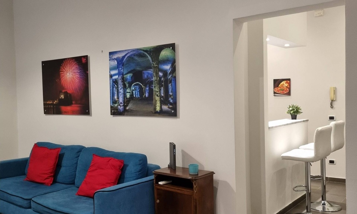 Vittorio Emanuele Apartment | Napoli SottoSopra a Chiaia, Elegant central apartment for groups and families