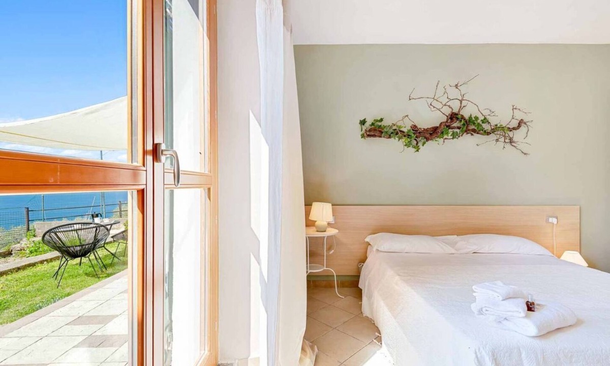 Volastra House | Nature, sea view and a spectacular location are the characteristics of Affittacamere Niria, the Mosto room will enchant you with its colors and its French door with access to the common garden where you can admire the colors of the Ligurian Sea. The room