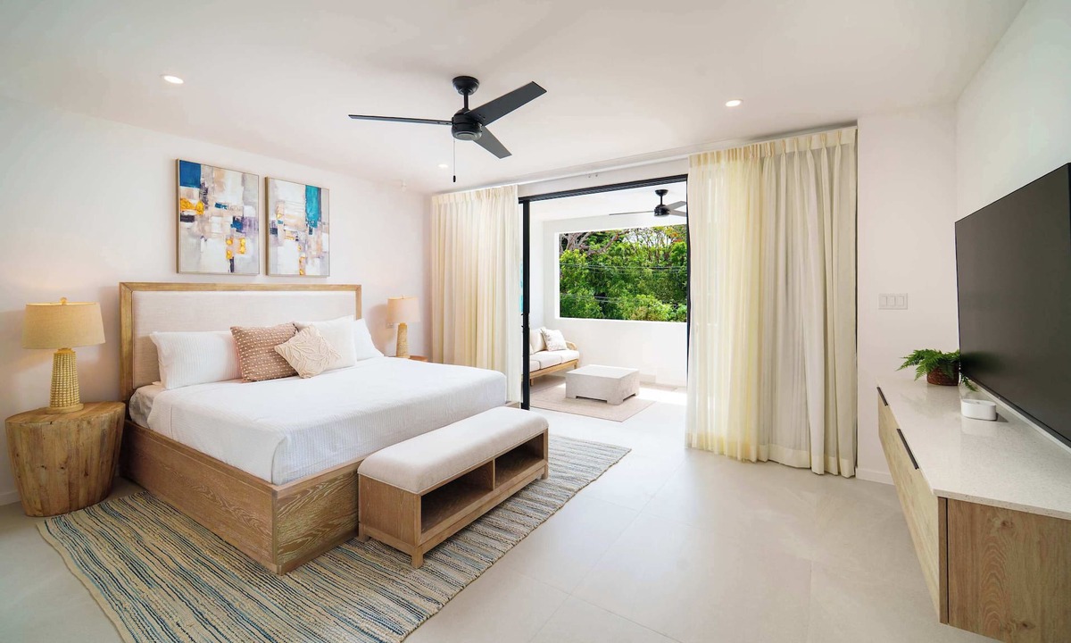 Gibbes House | New Stylish 2BR Villa, Walk to Beach! Pool