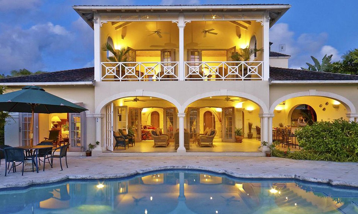 Mount Standfast House | Oceana maximises the benefits of its superb position with the enjoyment of tropical living.