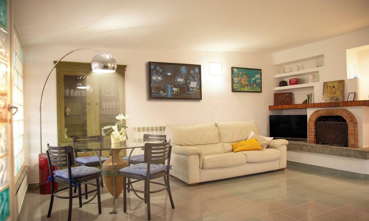 Giugliano in Campania Apartment | Petito House - Cozy apartment surrounded by greenery.