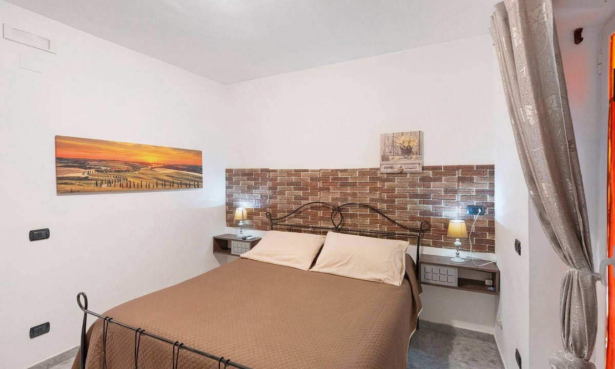 Arco Felice Apartment | Quadruple Room Dell'Arco Romano with Private Terrace, Wi-Fi & Air Conditioning