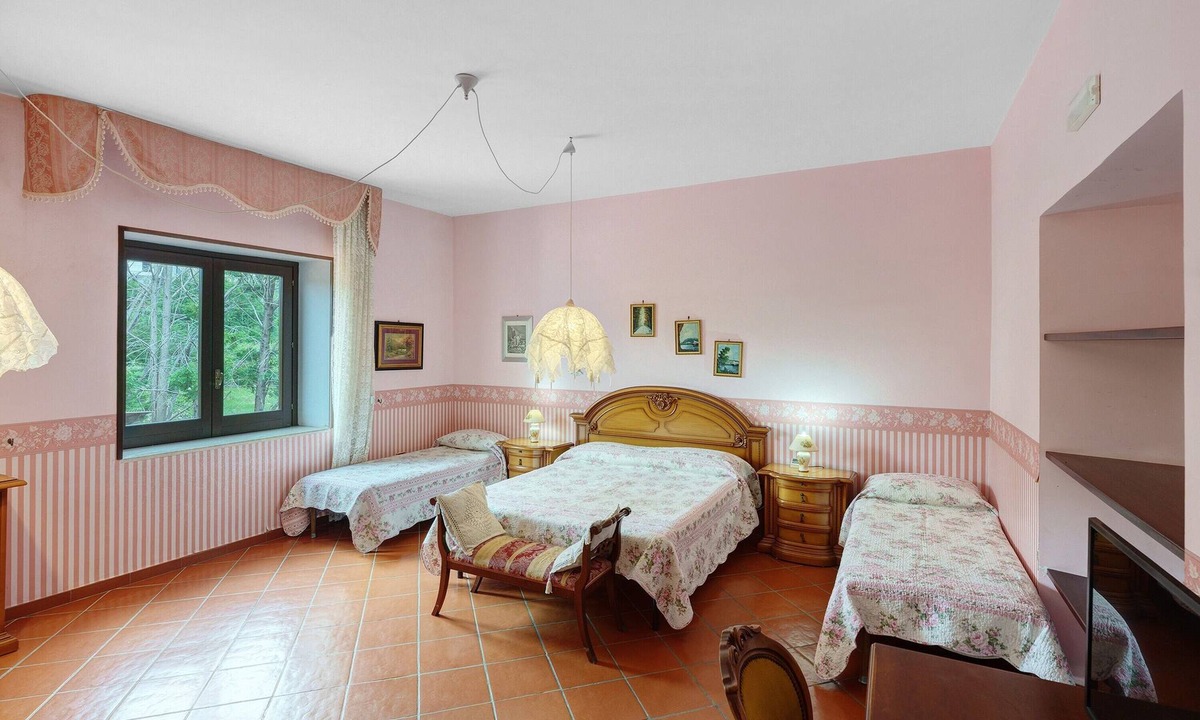 Magazzeno Apartment | Room 'Camera Rosa' with Mountain View, Wi-Fi and Air Conditioning