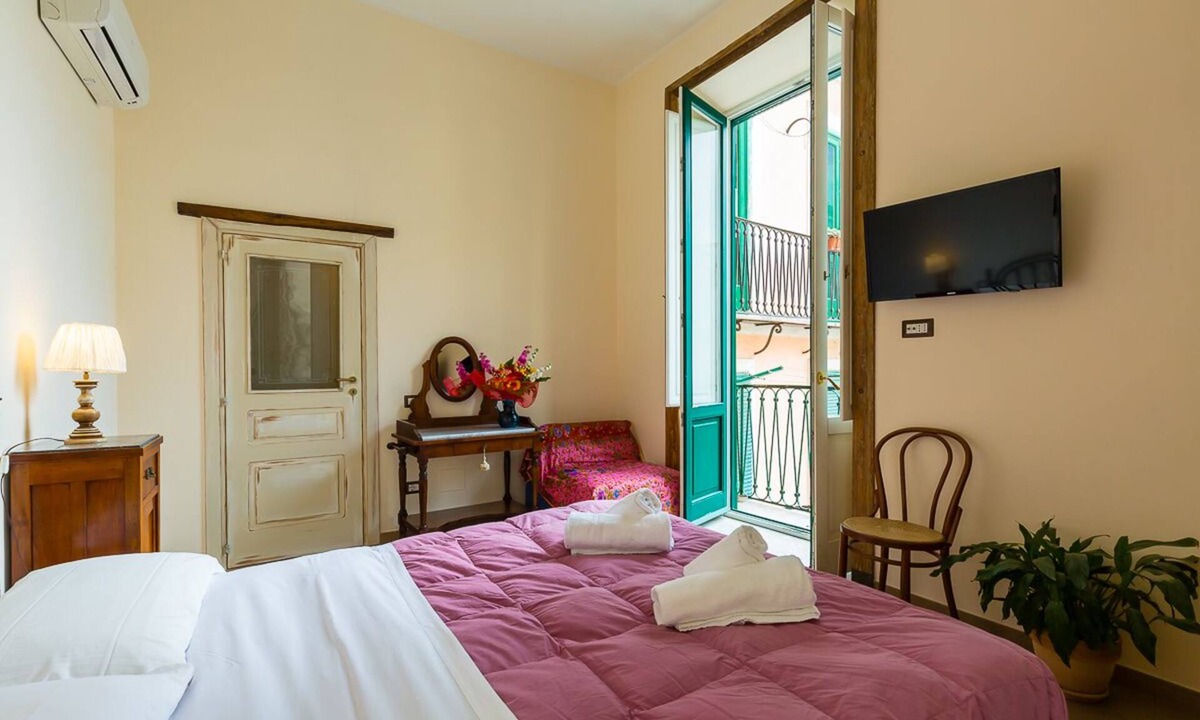 Rione Duomo Apartment | [salernostays] Central balcony apt | Nonna Lella's